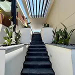 2-bedroom With Pool, Walk To & Town شقة *