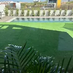 2-bedroom With Pool, Walk To & Town إيريسييرا