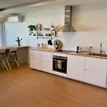 شقة 2-bedroom With Pool, Walk To & Town