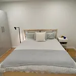 2-bedroom With Pool, Walk To & Town شقة إيريسييرا