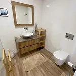 2-bedroom With Pool, Walk To & Town شقة *