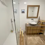 2-bedroom With Pool, Walk To & Town شقة إيريسييرا