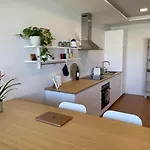 2-bedroom With Pool, Walk To & Town إيريسييرا