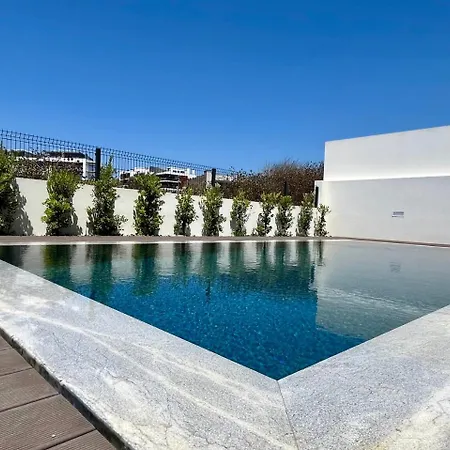 2-bedroom With Pool, Walk To & Town شقة *