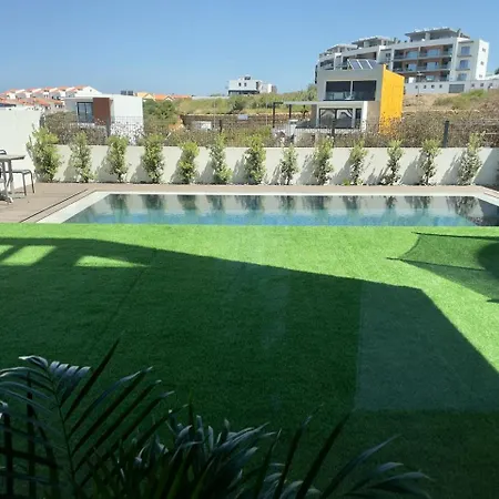 2-bedroom With Pool, Walk To & Town شقة